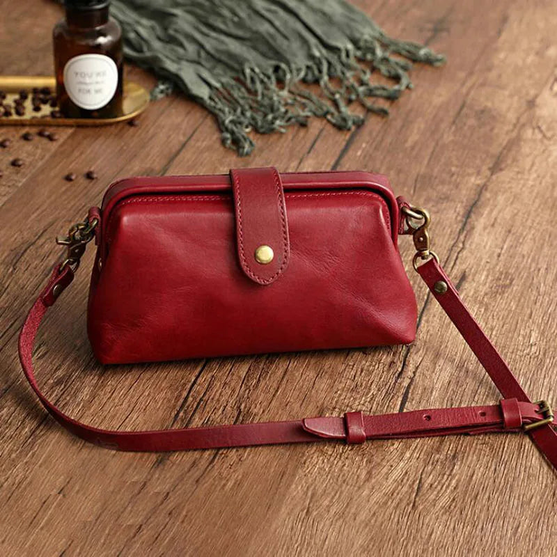 Herdis | Classic and compact bag in warm cognac shade