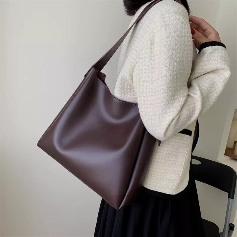 Asløg | Minimalist Shoulder Bag in Modern Cut