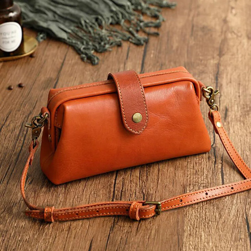 Herdis | Classic and compact bag in warm cognac shade